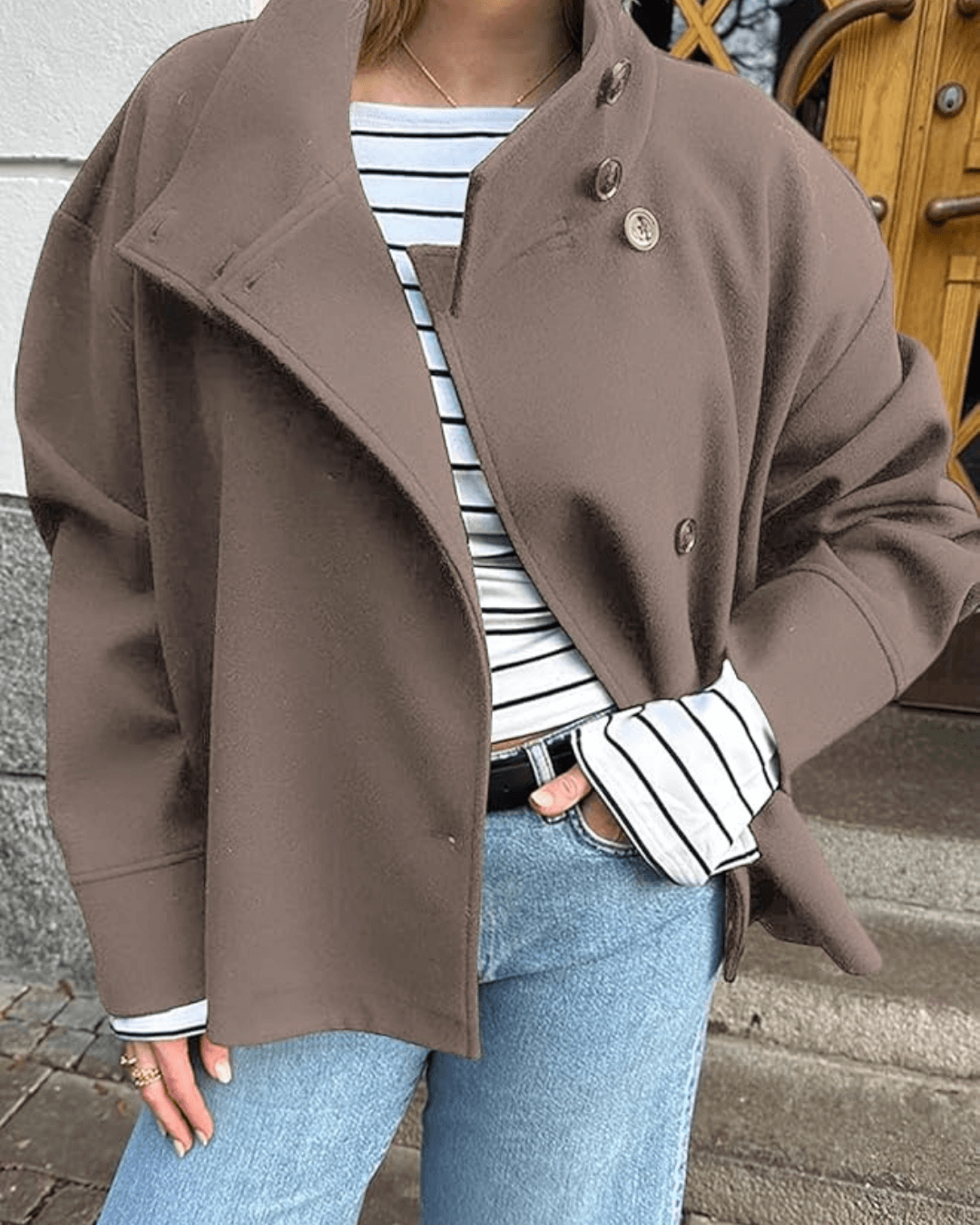Serena Giacca Elegante con Colletto Alto Taupe